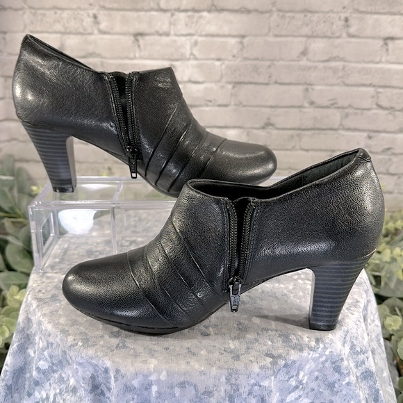 Clark’s Bendables Black Leather Layered Side-Zip RoundToe Shootie Heels WMS 6M - Picture 8 of 11